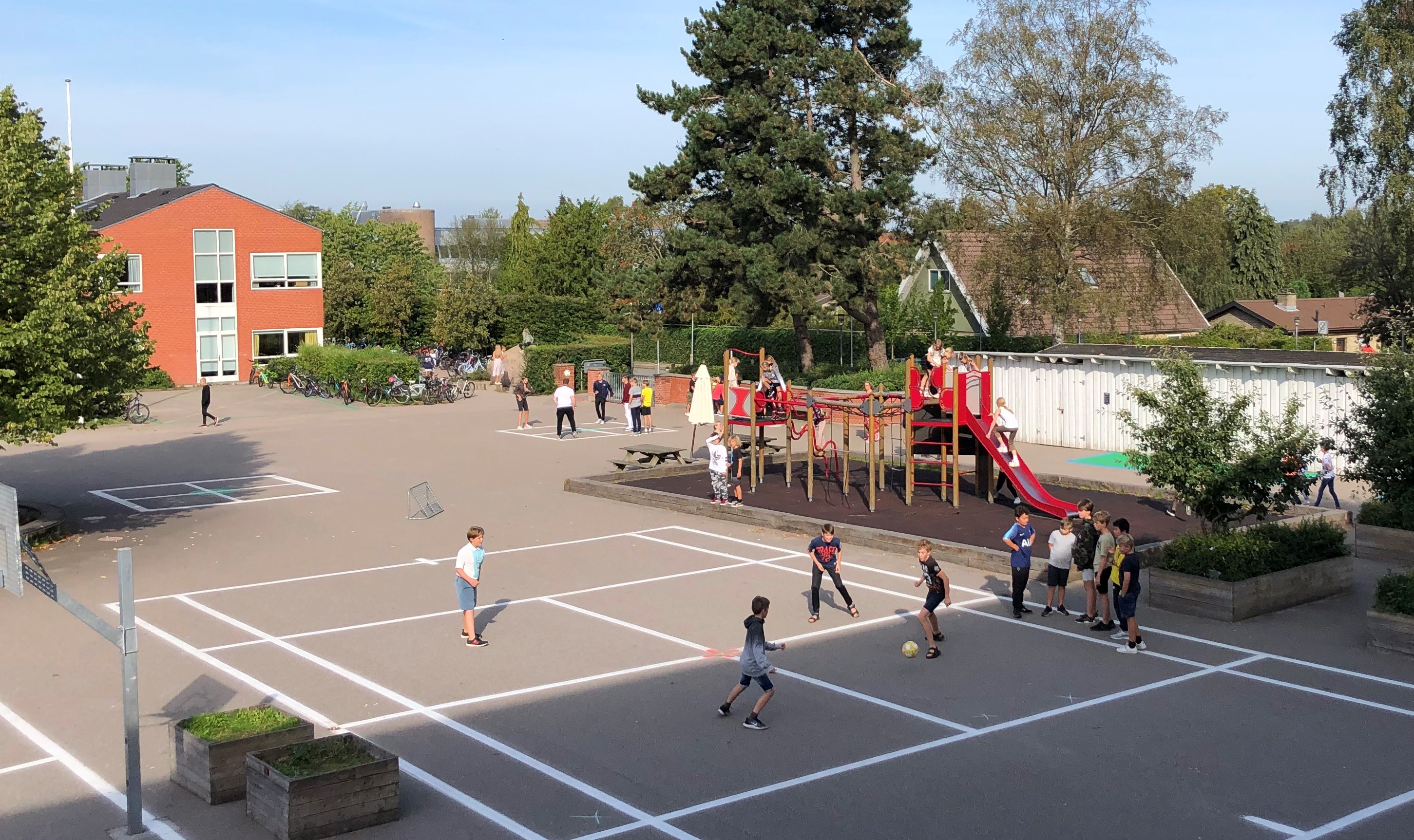 Skolegård klatrestativ