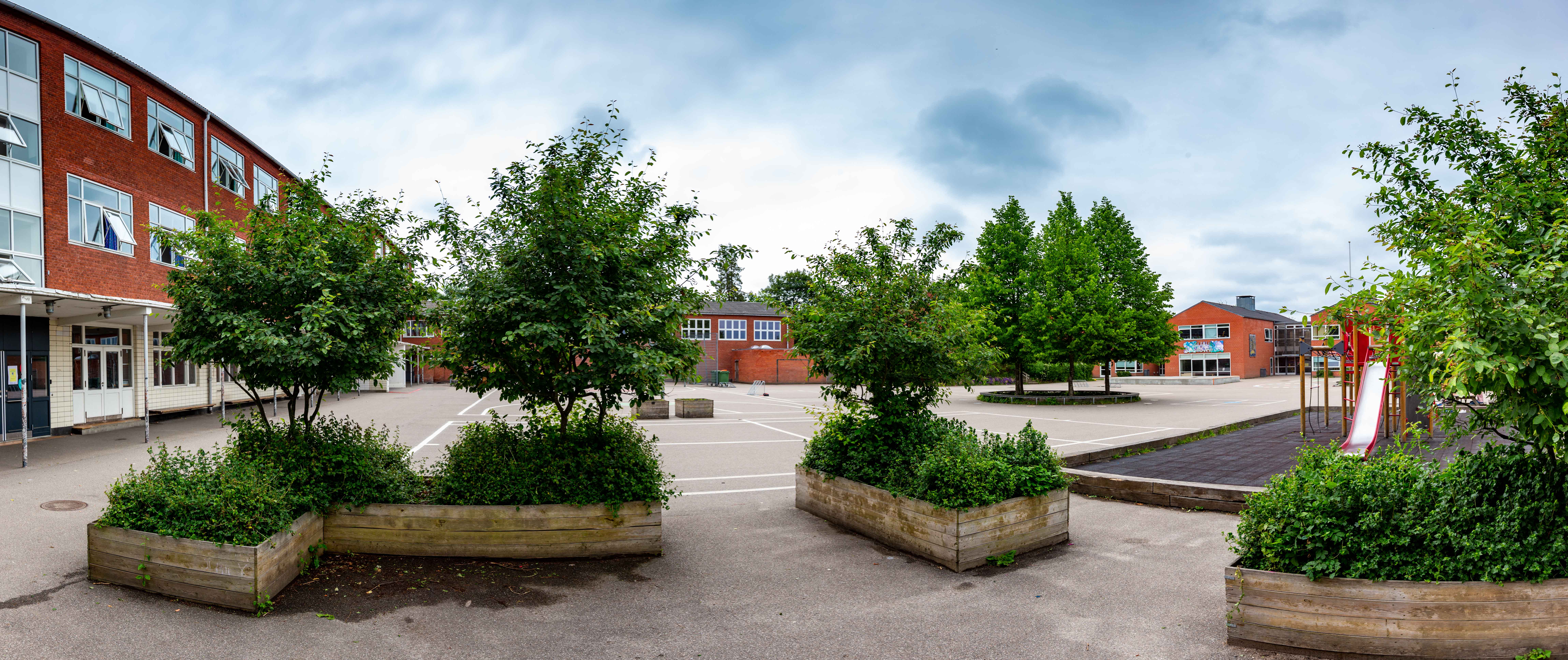 Pigesalen med skolegården i forgrunden